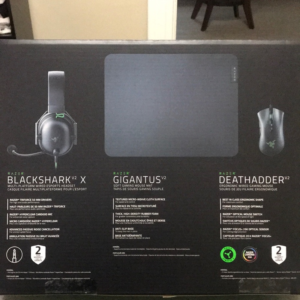 Razer battle bundle, headset, gaming mat and gaming mouse all items are black